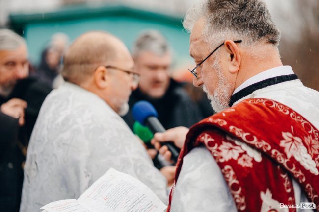 Водохреще у Луцьку: освячення води в річці Стир та занурення лучан. ФОТОРЕПОРТАЖ