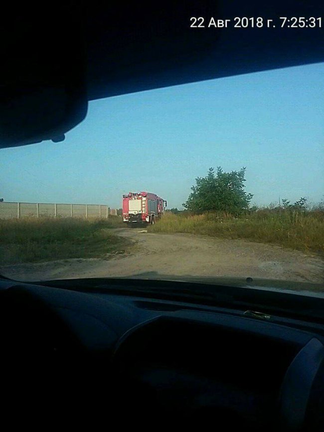 У Луцьку через паління сміття ледь не виникла пожежа. ФОТО
