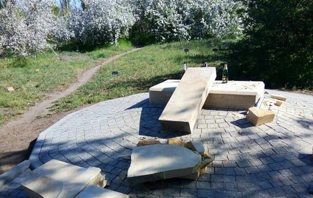 У Запоріжжі вандали  зруйнували пам'ятний знак бійцям АТО