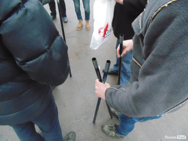 «Хочу повістку на день народження»: у Луцьку «тролили» міліцію. ФОТО