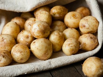 Кому лікарі не радять їсти молоду картоплю