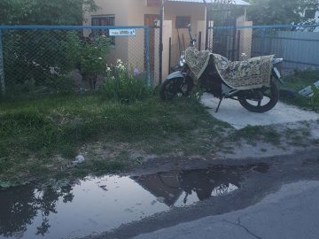 Показали «героя», який заливав вулицю нечистотами