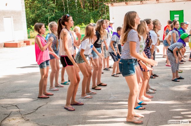 Незабутні знайомства і розваги: як діти з Луганщини провели день у таборі на Світязі. ФОТО