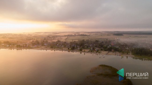 Опублікували фото оповитого туманом Світязю з висоти пташиного польоту