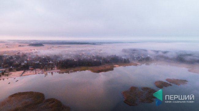 Опублікували фото оповитого туманом Світязю з висоти пташиного польоту