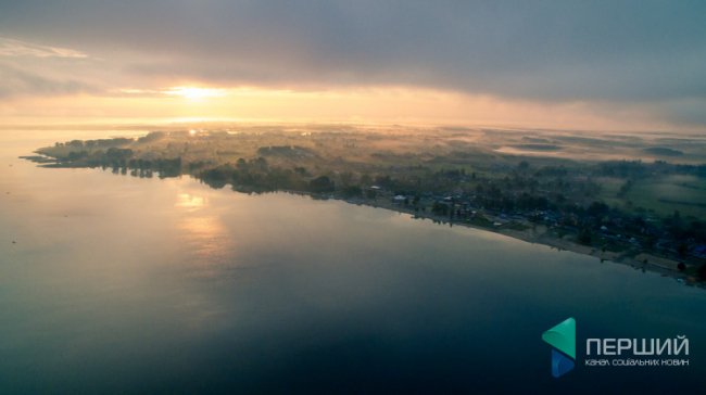 Опублікували фото оповитого туманом Світязю з висоти пташиного польоту