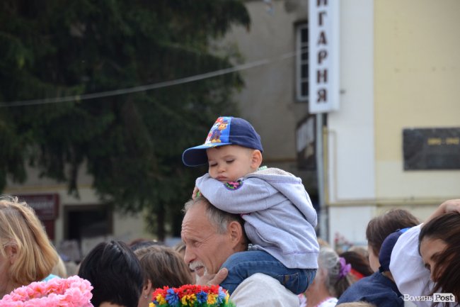 Лучани у вишиванках створили «живий» віночок