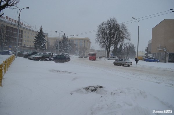 Луцьк замітає снігом. ФОТО