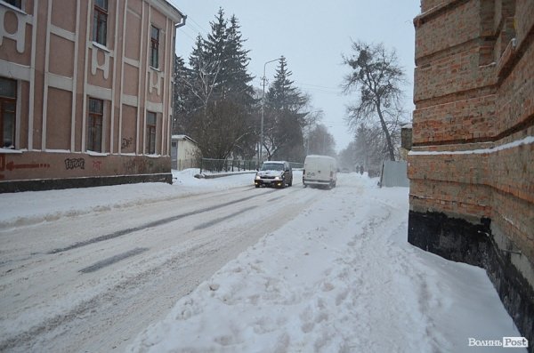 Луцьк замітає снігом. ФОТО