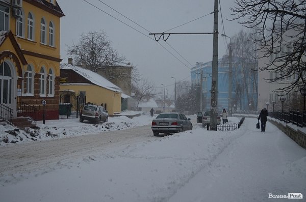 Луцьк замітає снігом. ФОТО