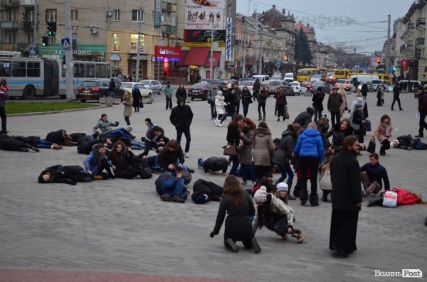 У центрі Луцька люди падали з ніг «від голоду». ФОТО 