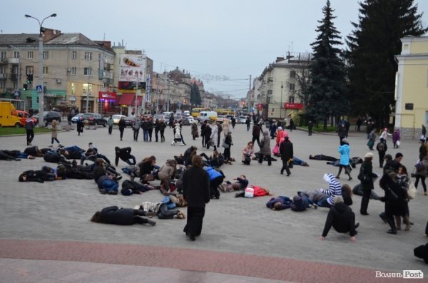 У центрі Луцька люди падали з ніг «від голоду». ФОТО 