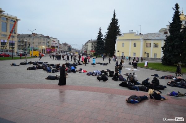 У центрі Луцька люди падали з ніг «від голоду». ФОТО 