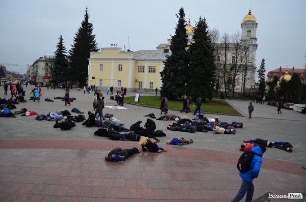 У центрі Луцька люди падали з ніг «від голоду». ФОТО 