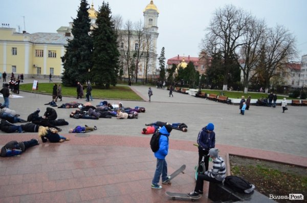 У центрі Луцька люди падали з ніг «від голоду». ФОТО 