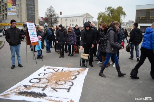 У центрі Луцька люди падали з ніг «від голоду». ФОТО 
