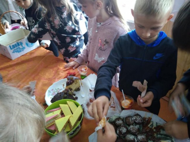 Волинські школярі продавали солодощі заради благодійності