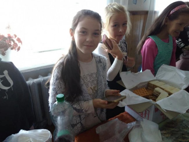 Волинські школярі продавали солодощі заради благодійності