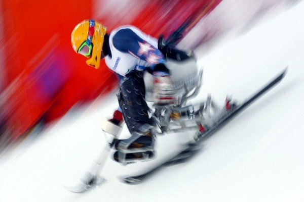 Жасмін Бамбур з США у змаганнях з гірськолижного спорту в слаломі