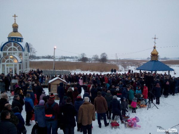 У джерелі біля Луцька освятили воду