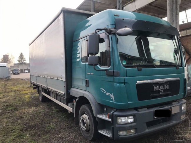 На Волині затримали дві вантажівки з «липовими» документами