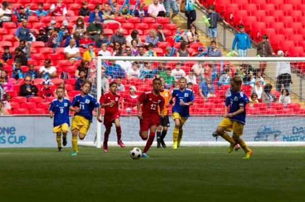 Українські школярі подарували Зідану вишиванку. ФОТО