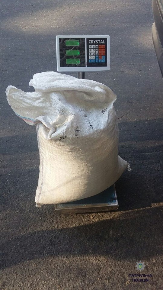 Мешканця Рівного затримали з мішком бурштину. ФОТО