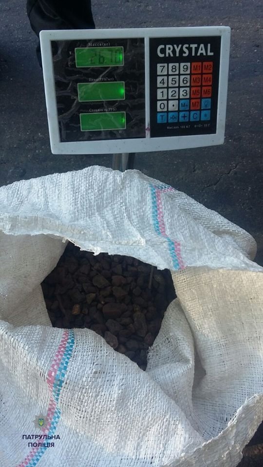 Мешканця Рівного затримали з мішком бурштину. ФОТО