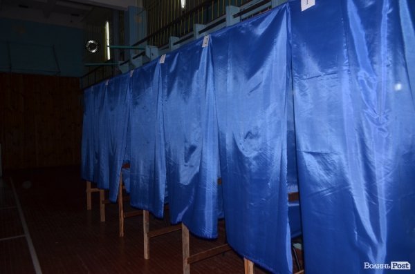 Вибори у Луцьку: до обіду спостерігали невисоку явку виборців. ФОТО