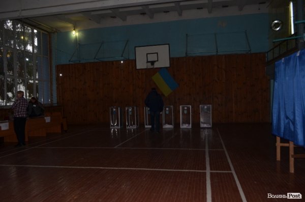 Вибори у Луцьку: до обіду спостерігали невисоку явку виборців. ФОТО