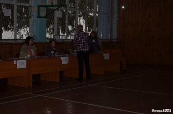 Вибори у Луцьку: до обіду спостерігали невисоку явку виборців. ФОТО