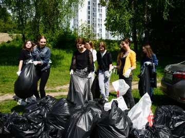 «Це може бути суперлокація»: «Інвестор» влаштував толоку у ботанічному саду на Потебні. ФОТО*