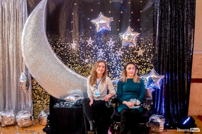 Бенкет, лімузини та королівські наряди: у Луцьку організували  свято для людей з інвалідністю. ФОТО