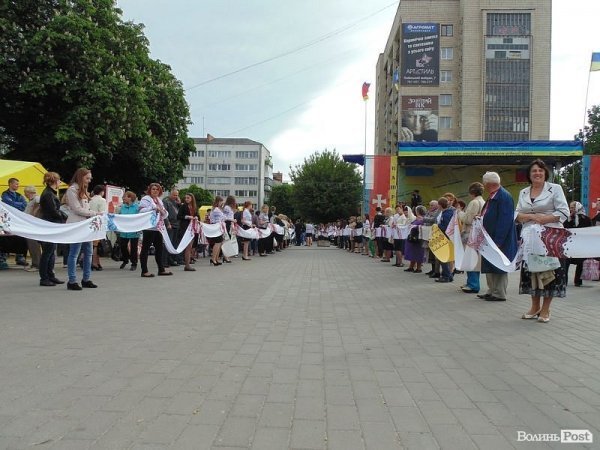 «Єдина країна»: флешмоб у центрі Луцька. ФОТО