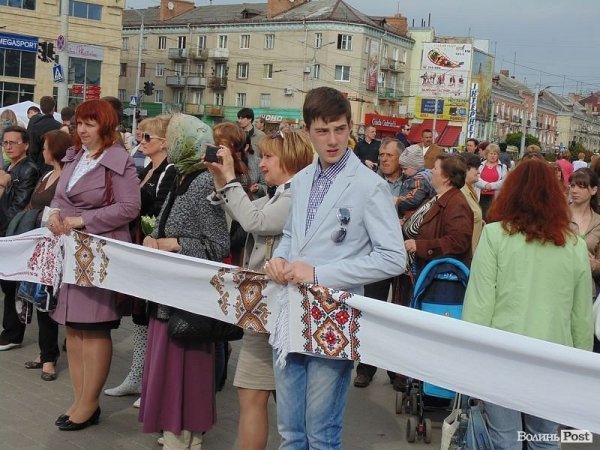 «Єдина країна»: флешмоб у центрі Луцька. ФОТО