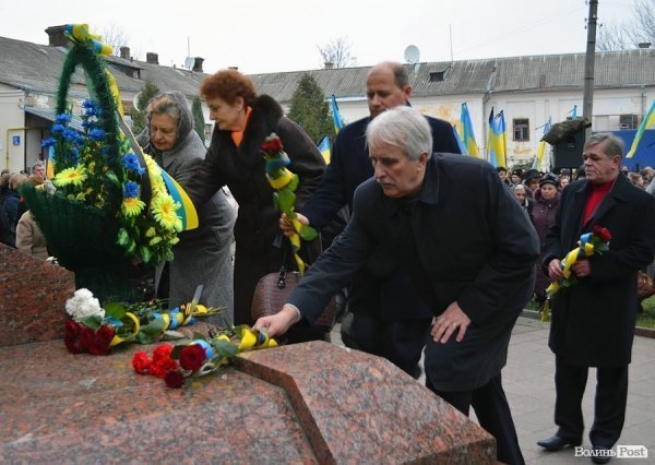 У Луцьку перед замком виклали зі свічок «хрест пам’яті». ФОТО