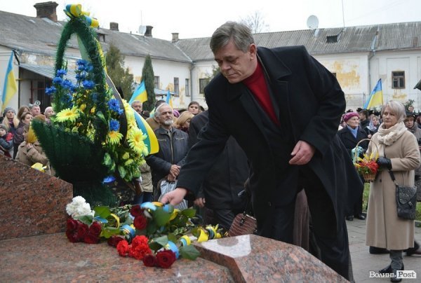 У Луцьку перед замком виклали зі свічок «хрест пам’яті». ФОТО