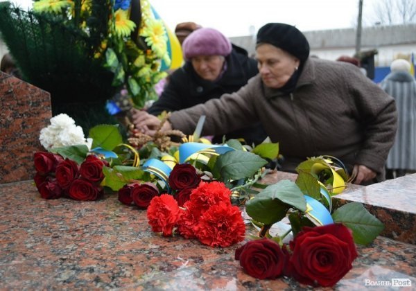 У Луцьку перед замком виклали зі свічок «хрест пам’яті». ФОТО