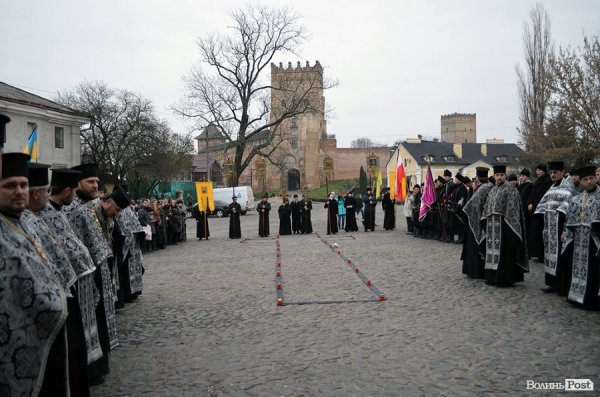 У Луцьку перед замком виклали зі свічок «хрест пам’яті». ФОТО