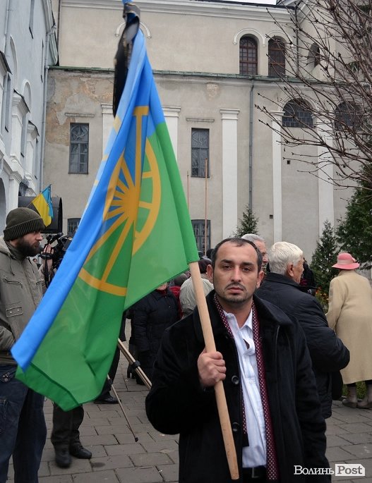 У Луцьку перед замком виклали зі свічок «хрест пам’яті». ФОТО