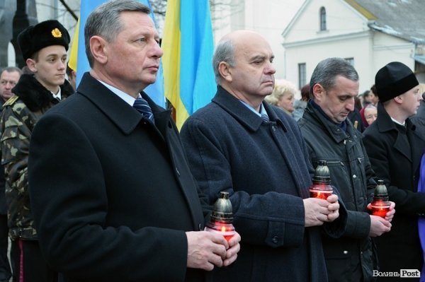 У Луцьку перед замком виклали зі свічок «хрест пам’яті». ФОТО