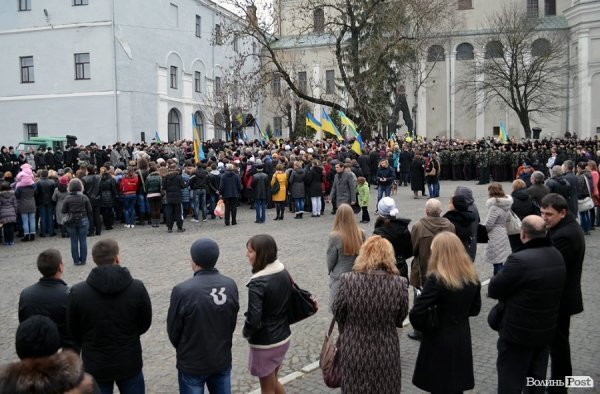 У Луцьку перед замком виклали зі свічок «хрест пам’яті». ФОТО