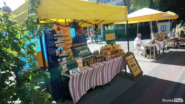 У центрі Луцька встановлюють етнографічні майданчики. ФОТО