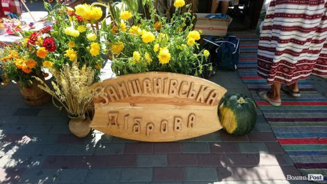 У центрі Луцька встановлюють етнографічні майданчики. ФОТО