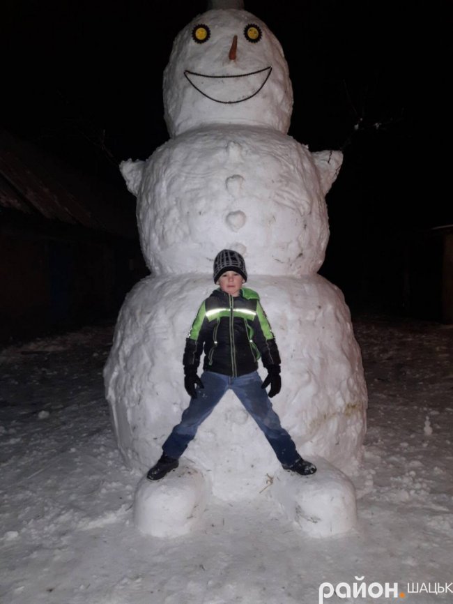 Сім'я з Волині зліпила гігантського сніговика. ФОТО
