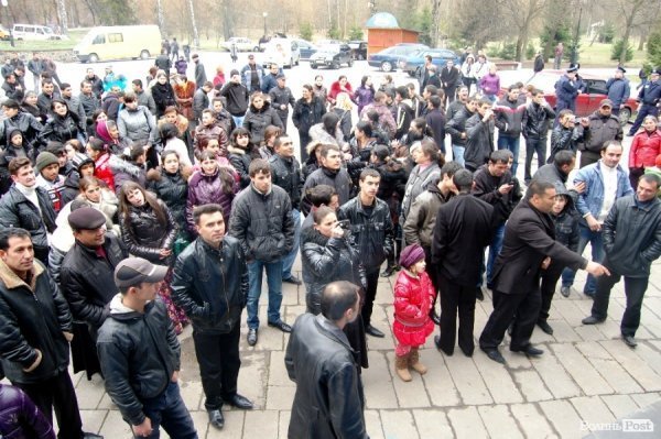 У центрі Луцька гуляли цигани. ФОТО