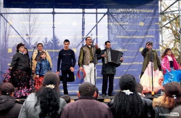 У центрі Луцька гуляли цигани. ФОТО