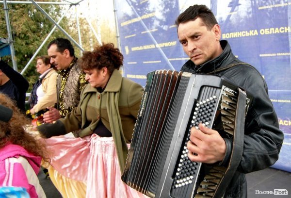 У центрі Луцька гуляли цигани. ФОТО