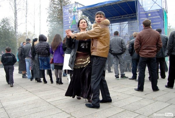 У центрі Луцька гуляли цигани. ФОТО