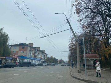 У Луцьку на одній із вулиць електричний стовп впав на дроти